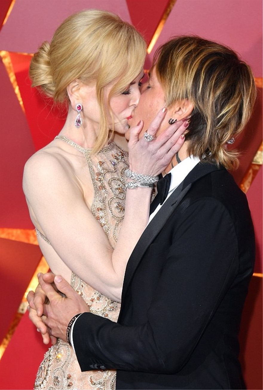 Nicole Kidman: Το παθιασμένο φιλί με τον σύζυγό της στο κόκκινο χαλί των Όσκαρ